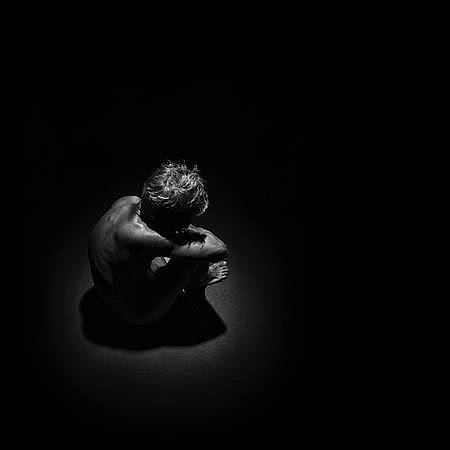 Cuando llegan a su destino, este le introduce, por último en una cripta, la entrada era bastante estrecha sin ninguna otra salida.