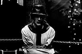 Luego le pasa una cadena por la cintura, donde empieza a hacer su trabajo de construir el muro.