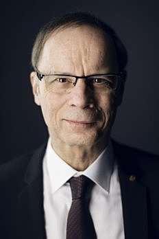 JEAN TIROLE(1953):Por el analisis del poder del mercado y la regulacion, el cual se refiere al grado de control economico que una empresa o un conjunto de ellas tiene el sector.