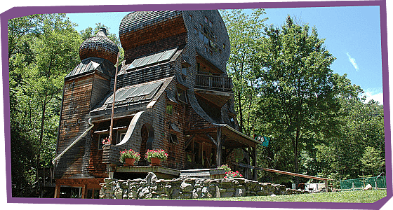 Por su aportación a lo Humanitario