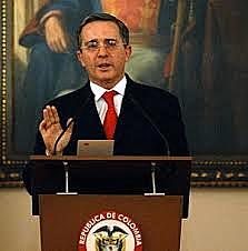 Alvaro Uribe asume la presidencia.