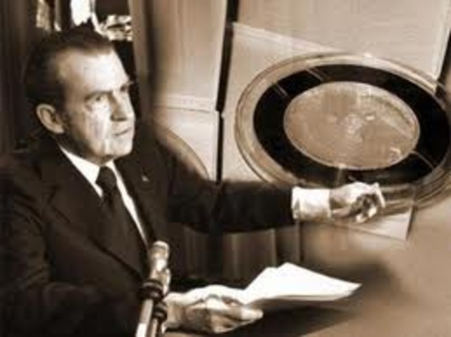 Supreme Court Rules Unanimously That Nixon Must Give Up the Tapes