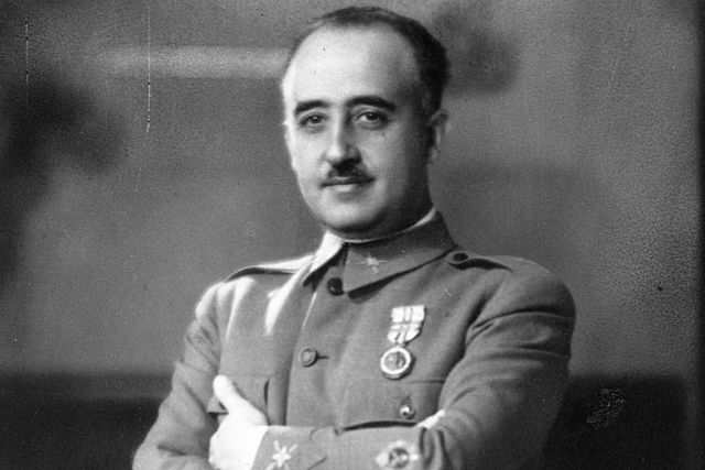 En 1975, Francisco Franco murió porque tenía ataques al corazón mientras era dictador, hizo del catholismo romano la religión oficial y con la ayuda de Alemania y Italia, derrocó a la segunda república