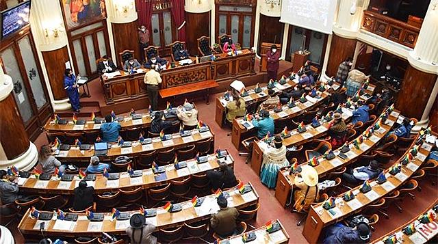 Proyecto de ley busca declarar que el ejercicio profesional médico sea libre