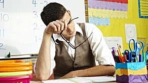 ¿Cuál es la situación laboral de los maestros en la región?