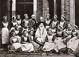 Florence Nightingale funda la primera escuela de enfermeras, con formación de 2 a 4 años.