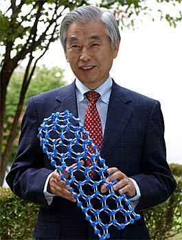 Sumio Iijima descubre los nanotubos de carbono