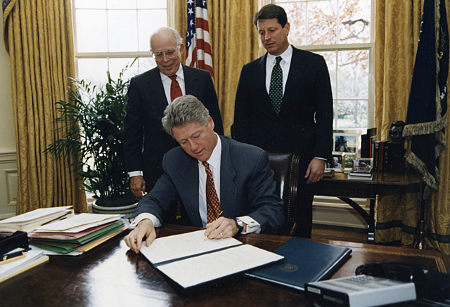 El presidente Bill Clinton muestra gran interés en el desarrollo de la nanotecnología