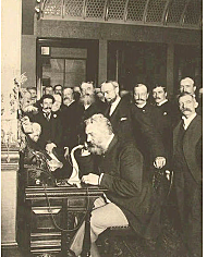 Alexander Graham Bell inventa un telégrafo acústico para transmitir frecuencias de audio a través de cables eléctricos.