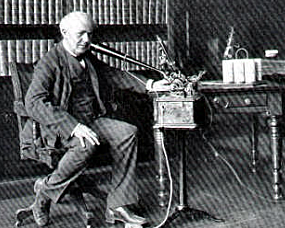 Thomas Edison inventa la máquina de dictado.