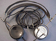 El primer par de auriculares mono fue desarrollado por Nathaniel Baldwin en su cocina y fue comprado por la Marina de los Estados Unidos.