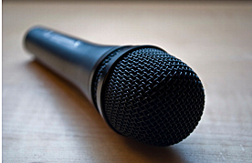 Se inventa el micrófono dinámico