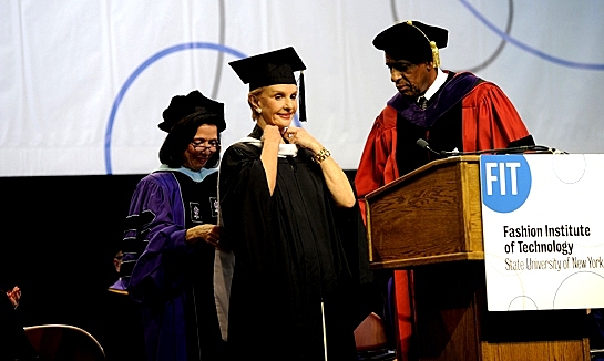 Es condecorada Doctora Honoris Causa por el Fashion Institute of Technology