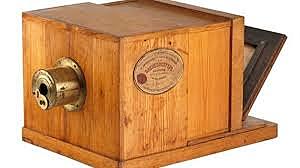 Louis Daguerre créer le premier appareil photo, le daguerréotype