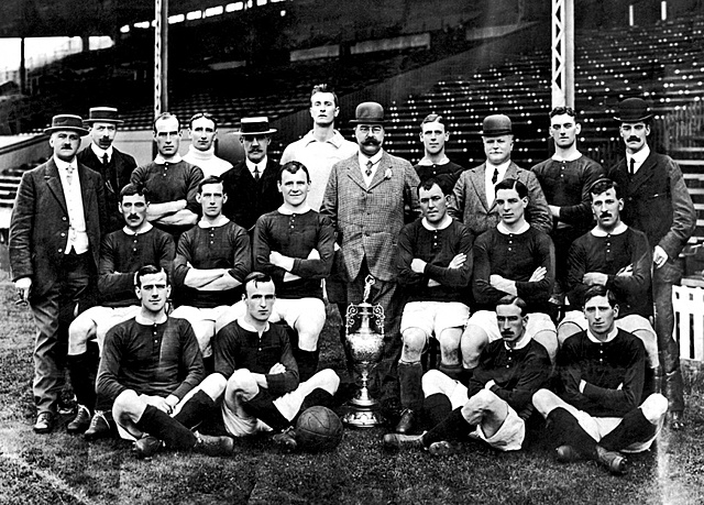 Se crea la primera liga