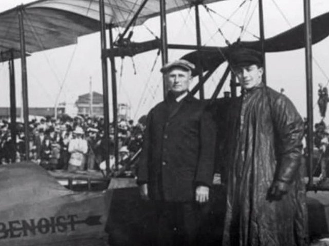 Primer Vuelo Comercial