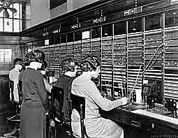 1963 (10 de Noviembre): Se instala la primera central pública telefónica, en USA, con componentes electrónicos.