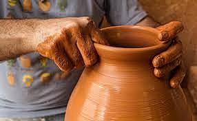 Del segle xll al xv:Es centralitzava en petits artesans que s'agrupaven en gremis, van aparèixer les primeres empreses comercials i el mercantilisme que van enfortir les economies dels països.