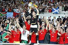 La selecció espanyola de futbol aconsegueix la seva segona Eurocopa.