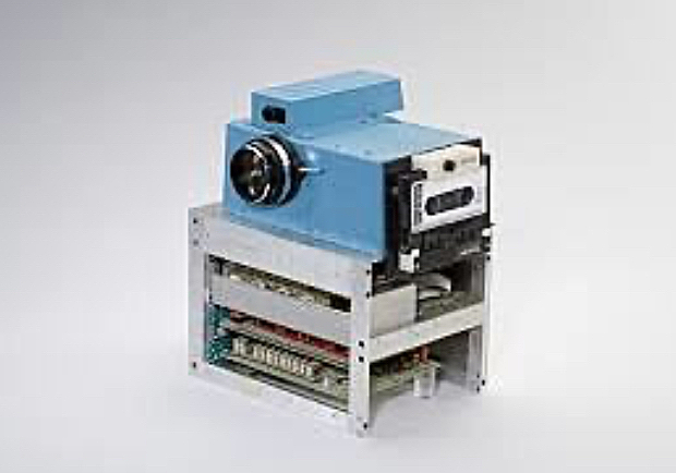 Premier appareil photo électronique par Kodak