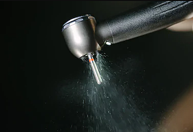 Pieza de mano con turbina con agua