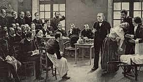 Freud obtiene una beca para estudiar en París con Charcot, un famoso neurólogo que estudia la hipnosis y la histeria.