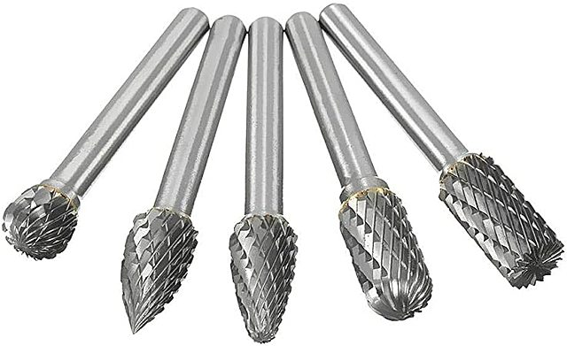 Twirling utilizó taladros manuales con cabezas de fresa de acero.