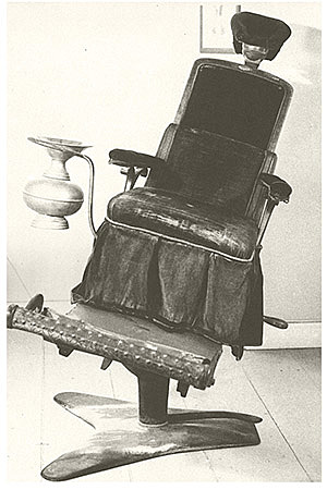 Dr. Sanford S. Golden et al. se orientaron hacia la odontología sentada y desarrollaron una silla reclinable que permitiría al dentista sentarse.