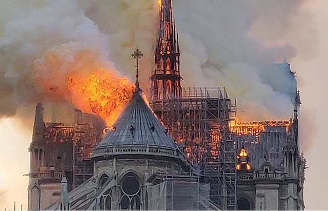 15/4  Incendi destrueix la catedral de Notre Dame (Fet cultural)