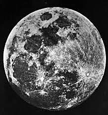 La primera fotografía de la luna llena.