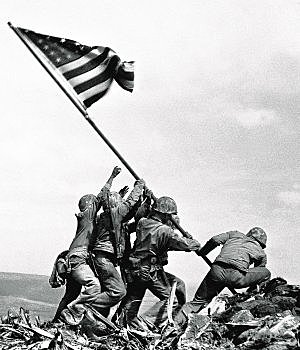 Alzando la bandera en Iwo Jima de Joe Rosenthal (Fotografía)