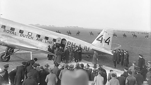KLM realizó su primer vuelo ; es la aerolínea más antigua del mundo que continúa operando.