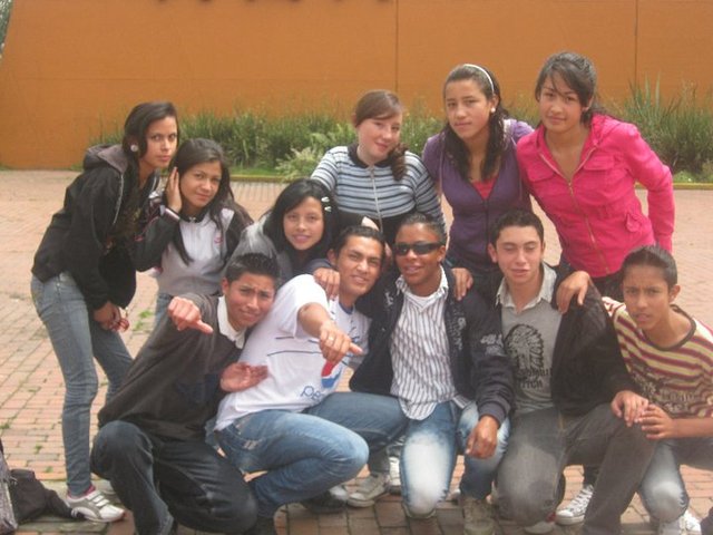 sali al salitre magico con varios amigos del colegio