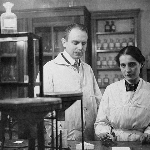 Discovery of nuclear fission - atomic nuclei splits in two ( Lise Meitner's ) *Female Scientist*