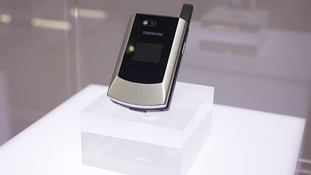 El primer celualr con GSM y CDMA.