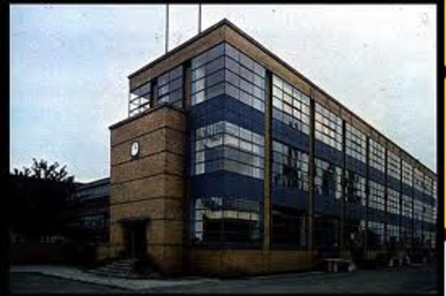 Gropious abandona Weimar