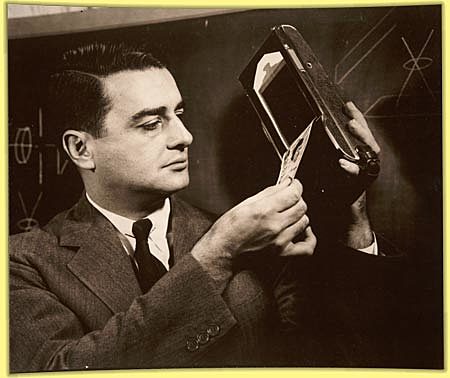 Invention du polaroid en couleurs