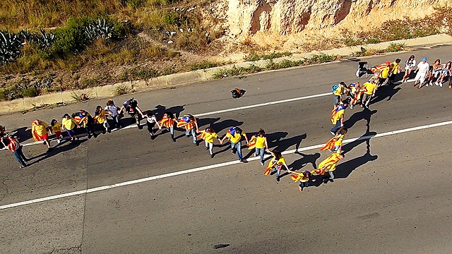 Via Catalana: cadena humana en favor de la independència, que travessa Catalunya de nord a sud