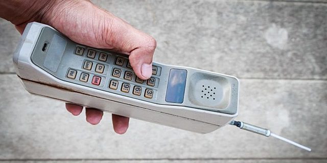 Se inicia la comercialización de los celulares 1G