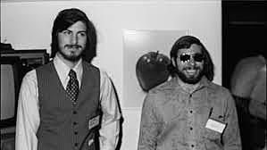 En 1976 Steve Woziniak y Steve Jobs inventan la primera microcomputadora de uso masivio y mas tarde formaron la compañía APPLE.