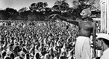 Gandhi organitza la primera campanya de desobediència civil.