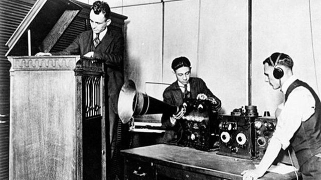 Durante la nochebuena de 1906 se realiza la primera transmisión de radio.