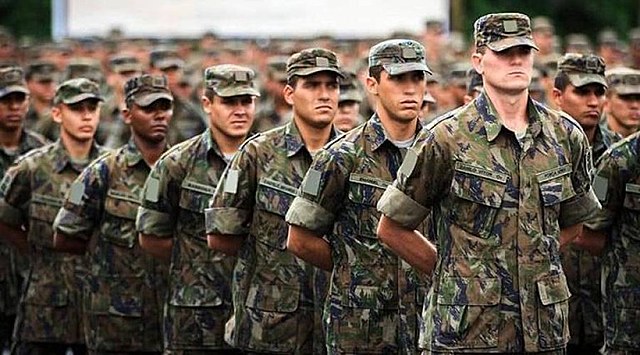 Sob os militares
