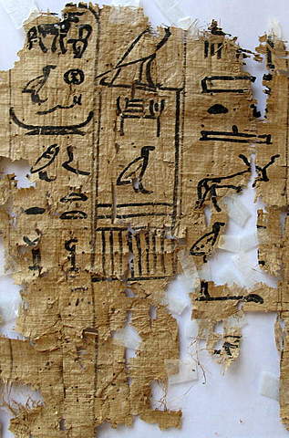 El primer papel para informar.