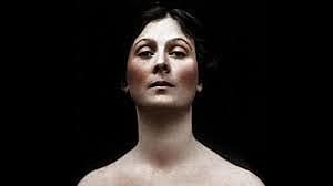 Isadora Duncan moves to London