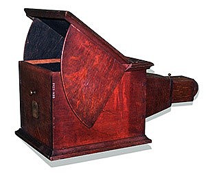 La cámara se transforma en un instrumento portátil de madera.