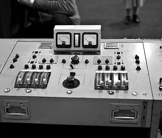 Analogue mixing desk