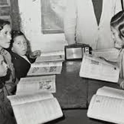 Timeline: INICIOS DE LA EDUCACIÓN A DISTANCIA A NIVEL SUPERIOR EN COLOMBIA