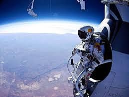 Felix Baumgartner es converteix en el primer humà en trencar la barrera del so