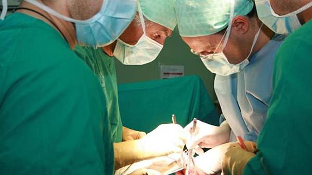 Primer trasplantament d'un cor artificial.